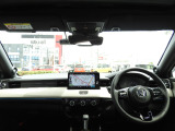 ★視界★運転時の視界周辺の見やすい位置に、メーターやディスプレーをレイアウト。スイッチ類は着座姿勢を崩さず自然に手が届く位置に配置され、ストレスフリーで美しい運転動作を可能にします!
