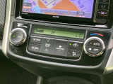 快適な車内空間を保つためのエアコン操作部です。温度調整や風量調節など、お好みに合わせて快適な環境を整えられます。使いやすい配置です。