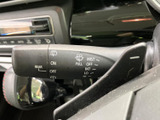 操作しやすい位置に配置されたウインカーレバー。スムーズな操作で、安全な車線変更をサポートします。ライト類の操作も直感的に行えます。