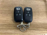 【スマートキー】 スマートキーを携帯していれば、ドアハンドルのボタンを押してロックの解除ができ、パワースライドドアもワンタッチで開閉できます。