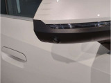【デザインとの融合】BMWデザイナーが創り出したボディデザインを損なう事のない様に配置とデザインに拘っています。ドアノブについてもBMWの拘りに妥協はありません。