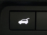 【パワーバックドア】スマートキーや運転席のボタンを押すだけでリアゲートが自動で開閉します!荷物を持っている時や、高い位置にあるバックドアを閉める際に便利な機能です♪