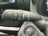 雨天時の視界をクリアに保つワイパーレバー。操作も簡単で、雨の日でも安全運転をサポートします。様々な設定で、状況に応じた拭き取りが可能です。