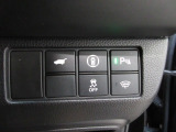 パワーテールゲートの開閉、横滑りを防ぐVSA等のスイッチ類は運転席の右側、手の届きやすい位置にあります。