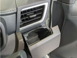 便利なカップホルダーを装備しています。 缶ジュースを開けて運転していると振動で倒れないかヒヤヒヤ、意外と置き場に困るもの。 意外に重要な装備ですね。