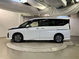 助手席側は電動スライドドアになってます。運転席やキーのリモコンで開閉できるので手が塞がっていても楽に積み降ろし出来ますよ。