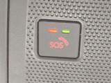 エアバッグ作動時や後突時、もしくは車内のSOSボタンを押した際に緊急通報オペレーターに連携し、救急・警察を手配します。更にオペレーターにも連携、お客様のご要望に応じてロードサービスの手配を行います。