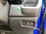 燃費を良くするECON、横滑りを防止するVSA等のスイッチは運転席の右側、手の届きやすい位置にあります。