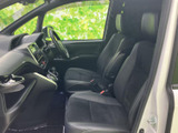 運転しやすいように設計された運転席は、操作性も抜群です。快適なドライビングポジションで、安全運転をサポートします。