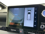 パノラミックビューモニターを装備。駐車場や交差点でクルマを真上から見るように周囲を確認できます。機能の詳細は販売店スタッフまでおたずねください。