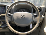 握りやすい形状で、快適な運転操作を可能にします。操作感も良く、スムーズなハンドリングを実現します。
