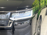 【LEDヘッドライト】悪天候や夜間走行時も良好な視界を確保し安心して運転できる高輝度LEDヘッドライトを装備!点灯速度が早く、消費電力も抑えられています。