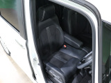 程よい硬さとホールド性が高いシートで長時間運転も快適です。