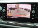 ギアをリバースに入れると車両後方の映像を映し出します。画面にはガイドラインが表示され、車庫入れや縦列駐車などの際に安全確認をサポートします。