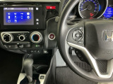 ホンダ純正メモリーナビ搭載なので、遠方へのドライブもお任せ下さい!ステアリング左手側にオーディオ関連のコントロールスイッチを配置しています。操作時は視線を逸らすことなく運転に集中できます