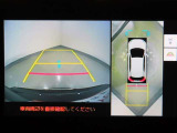 パノラミックビューモニター。車両を真上から見たような映像をディスプレイに表示します。
