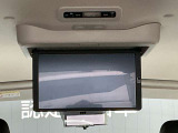 後席フリップダウンモニター装備。2、3rdシートに乗車の方がTVの視聴ができます