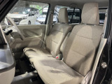 ドライバーの視界を妨げない、広々とした室内空間。操作性にも優れており、運転に集中できます。快適なドライブをお楽しみください。