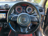 握りやすいデザインで、運転操作を快適にします。スポーティなステアリングは、運転する楽しさを高めてくれるでしょう。