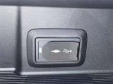 充電用USB端子付き。スマートフォンなどの充電に便利です。