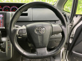 握りやすいステアリングは、運転時の操作性を高めます。快適なドライビングをサポートします。