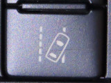 車線逸脱警報装置を装備しております。