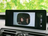 停車中には、TV番組や映像コンテンツを鑑賞できます。長距離移動の待ち時間も、エンターテイメントで楽しく過ごせます。後部座席の方にもおすすめです。
