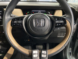 視認性の高いメーターで、運転に必要な情報を的確に把握できます。運転に集中できるシンプルなデザインも魅力です。安全運転をサポートします。