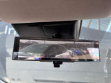 スマート・ルームミラー:車両後方のカメラ映像をミラー面に映し出すので、車内の状況や、天候などに影響されずいつでもクリアな後方視界が得られます。