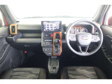 【まるまるクリーニング】内装工程では、中古車を気持ちよくお乗りいただけるよう清掃しております。シートの洗浄はもちろん、ニオイの元となるフロアカーペットまで洗浄・消臭を実施。
