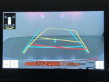 【バックガイドモニター】後方の映像をナビ画面に表示するだけでなく、ステアリング操作に連動して動くガイド線も同時に表示!予想進路の確認をしながら後退できるので便利です!