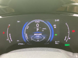 視認性の高いメーター類が、車両情報を分かりやすく表示。運転に集中できる、洗練されたデザインです。