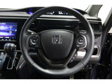 運転中もハンドルでの操作が可能です。特に高速道路等の目が離せない運転時には、便利さだけでなく、安全性も兼ね備えております。