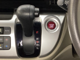 CVT車のセレクトレバーです。低速から高速まで、変速ショックのないスムーズな走りを実現するとともに、エンジン効率のよい領域を維持することで燃費にも貢献します。