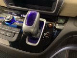 ハイブリッド専用セレクトレバーです。シフトチェンジを電子信号で送信するセレクトレバーを採用していますので、軽快でスマートな操作を楽しめます。