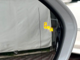 【ブラインドスポットモニター】走行中、ドアミラーの死角になりやすい箇所に後続車が接近するとサイドミラーのレンズに警告を表示!ドライバーに注意喚起をしてくれます。