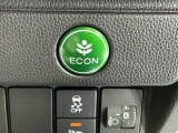 ECONスイッチ操作でエンジンやミッション、エアコンなどを総合的に制御、燃費をよくするようクルマが頑張ります。