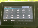 多彩なメニューから、お好みの機能を選択できます。直感的な操作性で、スムーズに設定変更が可能です。停車中には、エンターテイメント機能もお楽しみいただけます。