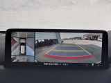 【360&deg;ビュー・モニター】前後左右4つのカメラ映像をさまざまな走行状況に応じて切り替えてセンターディスプレイに表示することで、駐車時や狭い道でのすれ違い時、見通しの悪い交差点進入時でも安心感を高めます。