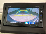 リバースギアに入れるだけで後方の表示へ切り替わります。夜間や雨の日の駐車も楽になりますよ。