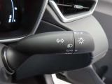 スイッチをオートに設定しておけば、車外の明るさに応じて自動的にヘッドランプを点灯・消灯します。夕暮れ時やトンネルの続く山道などを走行する時に便利なコンライトを装備しています。