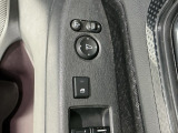 狭い駐車場で便利な電動格納ドアミラーが付いています。