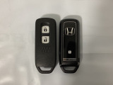 スマートキーを装備しています。鍵を差し込むことなくドアロックの開け閉めと、スタートボタン操作でのエンジンスタートができます。スペアキーも同じものを用意しております。
