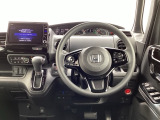 運転席周辺のスマートなレイアウトが、操作のしやすさを実現。快適なドライブをサポートします。手元で操作ができる、電子制御パーキングブレーキ。