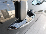 【キーレスエントリー】バッグやポケットからキーを取り出すことなく車にアクセスして、ロックとアラームを設定できます。 毎日の利便性をさらに高める機能です。