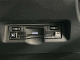 高速道路で便利な【ETC2.0】を装備しています。光ビーコン搭載で渋滞情報などナビゲーションと連動することで機能も充実いたします。他、観光施設に立ち寄るための高速料金割引サービス等もございます。