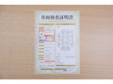 【車両検査証明書】店頭にて、クルマの状態が一目で分かる査証明書を公開中。トヨタ認定検査員が厳しく検査し、状態を点数と図解で表示しています。修復歴はもちろん、傷やヘコミの箇所や程度がご確認いただけます。