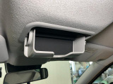 サングラスなどを入れるのに丁度いいオーバーヘッドコンソール付き