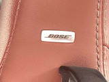 BOSEサウンドシステムを搭載。「良い音を出す」ではなく、その車種のごとに特徴を計算(車種専用設計)し、「反響音」を作り出すことによってどの座席でも自分中心で音が聴こえ、「心地よい空間」を作り出します。