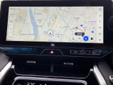 高精細な地図表示で、目的地までスムーズに案内。渋滞情報もリアルタイムで確認でき、効率的なルート選択をサポートします。